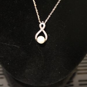 Brand new necklace with a real pearl